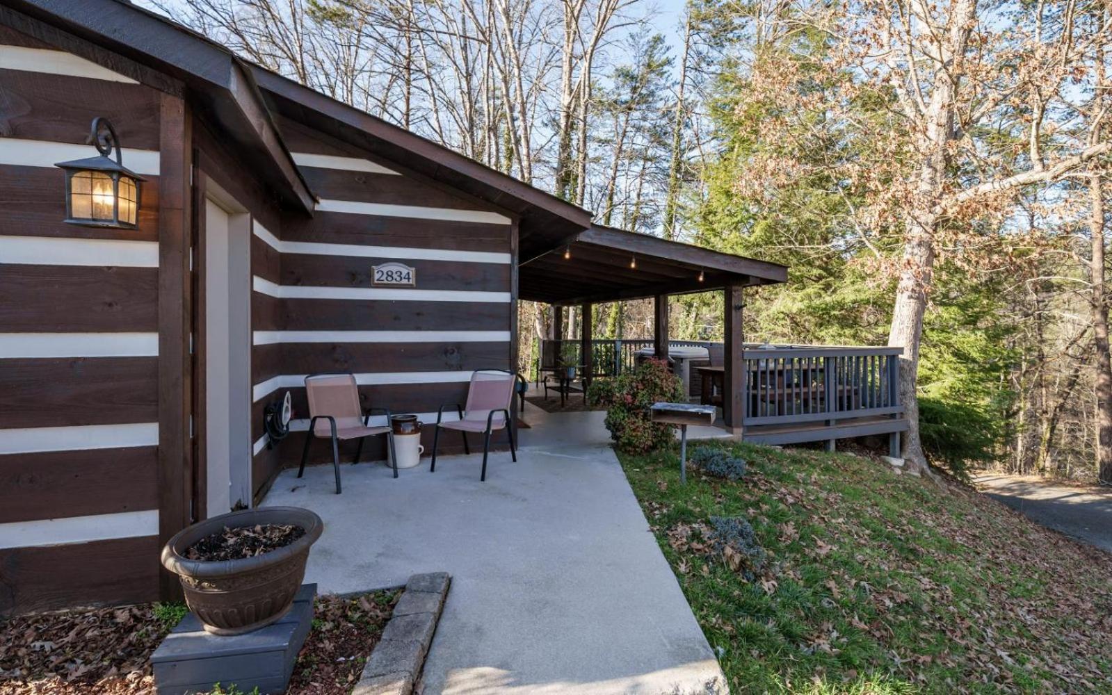 Wooded Bliss Hot Tub Single Level With No Steps Rocking Chairs And Wooded Views Ferienhaus *