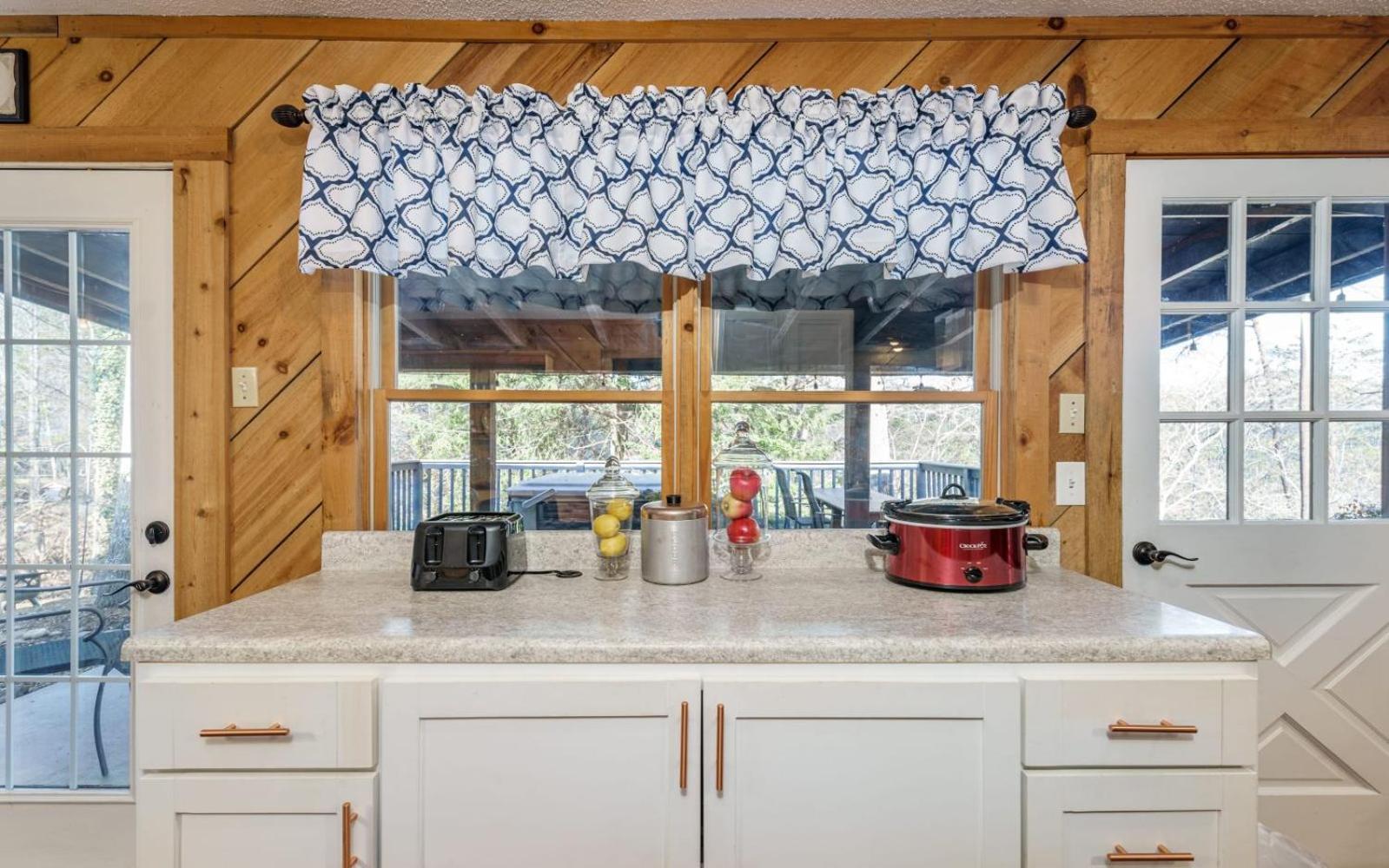 Wooded Bliss Hot Tub Single Level With No Steps Rocking Chairs And Wooded Views Ferienhaus