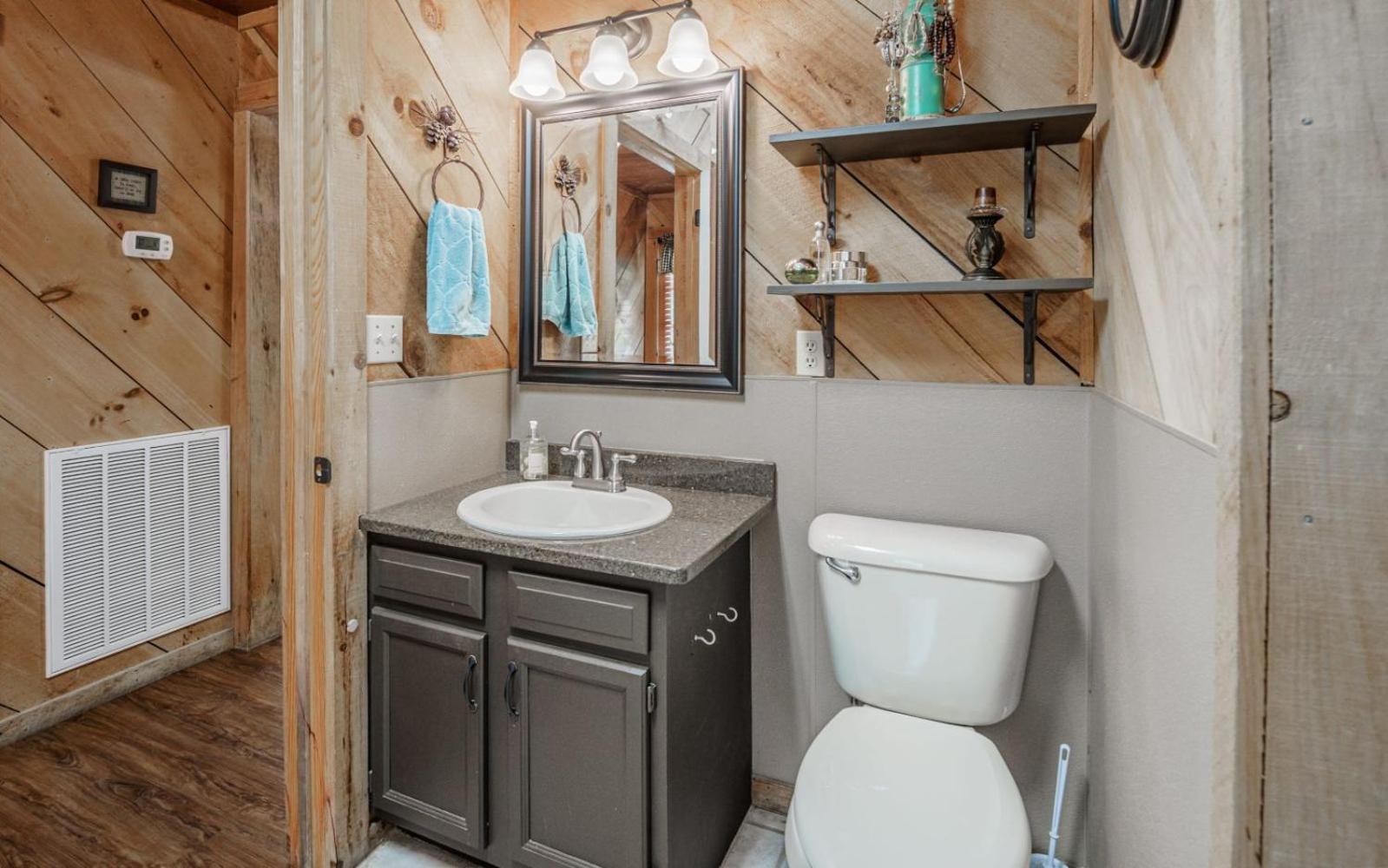 Wooded Bliss Hot Tub Single Level With No Steps Rocking Chairs And Wooded Views Ferienhaus